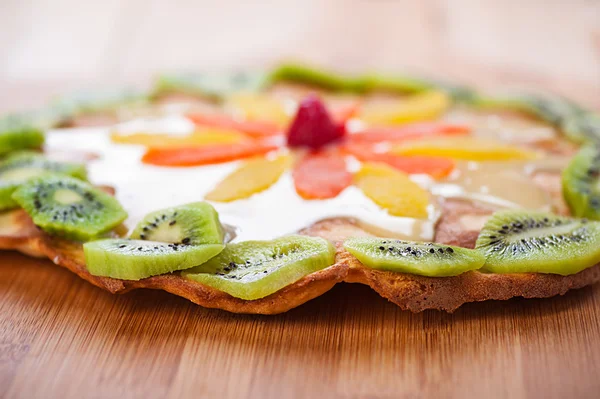 Kuchen mit Kiwi und Ananas — Stockfoto
