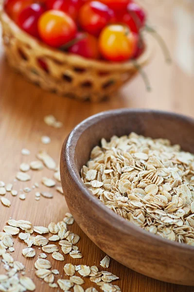 Plate with raw oatmeal — Stock Photo, Image