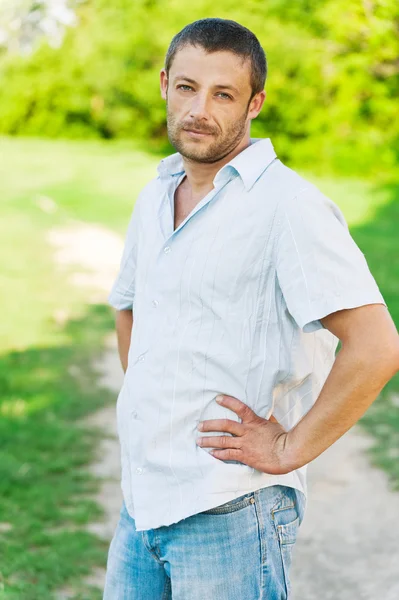 Portret van man in licht shirt — Stockfoto