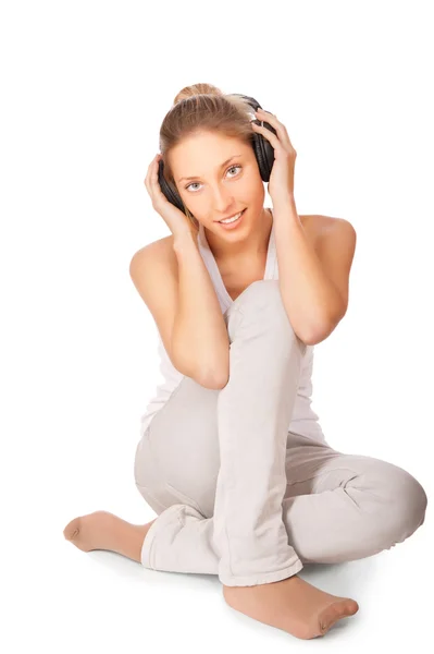 女性の白い背景で隔離の音楽を聴く — ストック写真