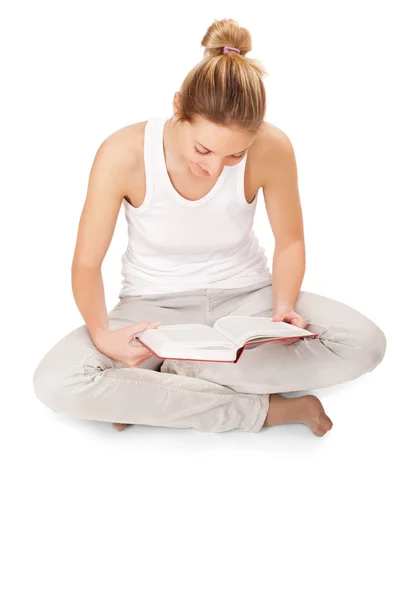 Krásná mladá žena čtení knihy izolovaných na bílém pozadí — Stock fotografie