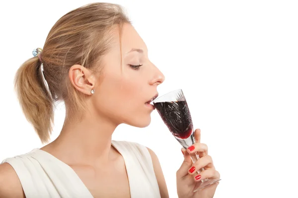 Молода дівчина з келихом червоного вина ізольована на білому тлі — стокове фото