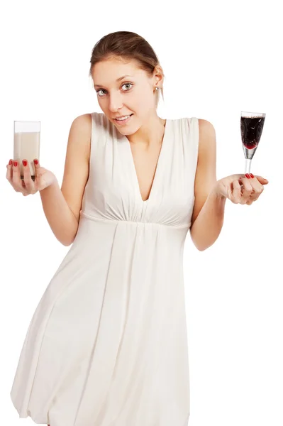 Frau mit einem Wein und Milch in der Hand isoliert weißen Hintergrund — Stockfoto
