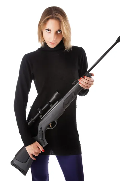 Hermosa chica sosteniendo un rifle aislado sobre fondo blanco —  Fotos de Stock