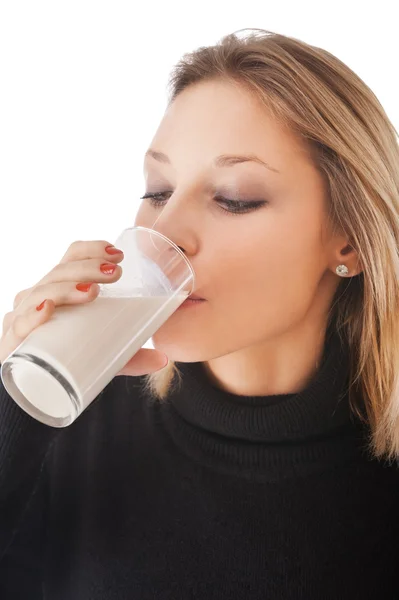 Νεαρή όμορφη γυναίκα πίνοντας γάλα που απομονώνονται σε λευκό φόντο — Φωτογραφία Αρχείου