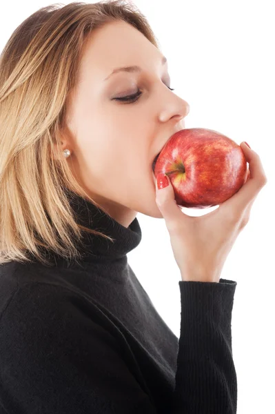 白い背景で隔離の若い女性の食用リンゴ — ストック写真