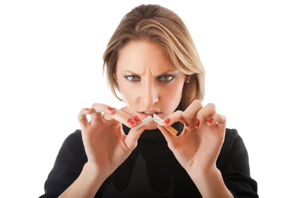 Junge Frau bricht Zigarette isoliert auf weißem Hintergrund — Stockfoto