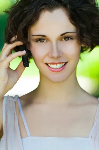 屋外で携帯電話を持つ女の子 — ストック写真