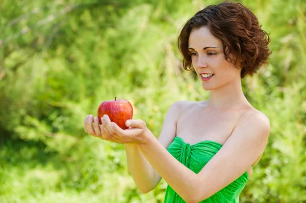 Jonge vrouw met appel — Stockfoto