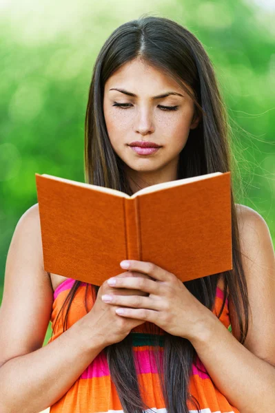 Bella ragazza lettura libro — Foto Stock
