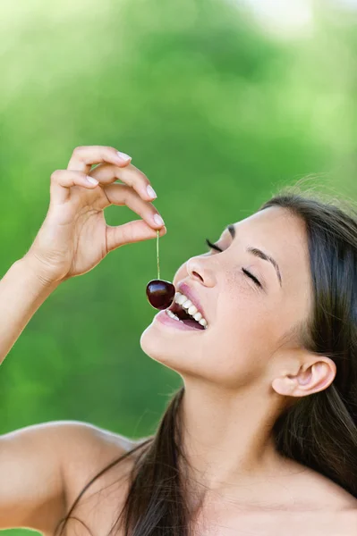 Attractive young woman bare holding cherry — Stock Photo, Image