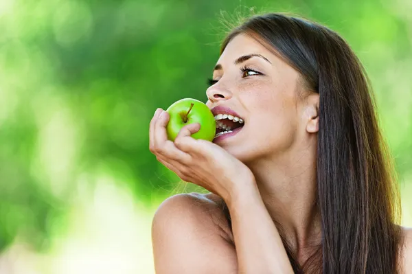 Retrato jovem encantador mulher mordendo maçã — Fotografia de Stock