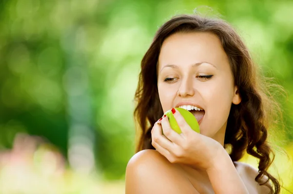 Νεαρή γυναίκα τρώει μήλο — Φωτογραφία Αρχείου