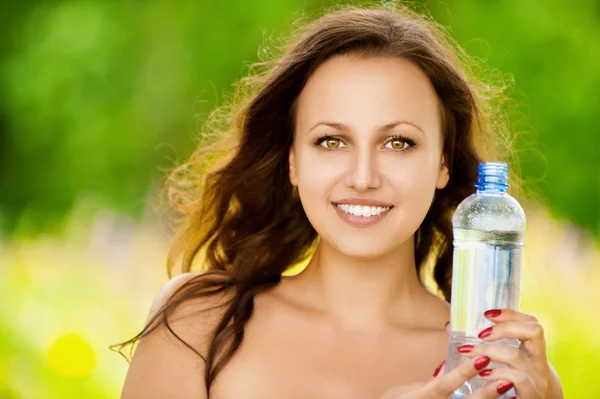 Mujer sosteniendo botella de agua — Foto de Stock