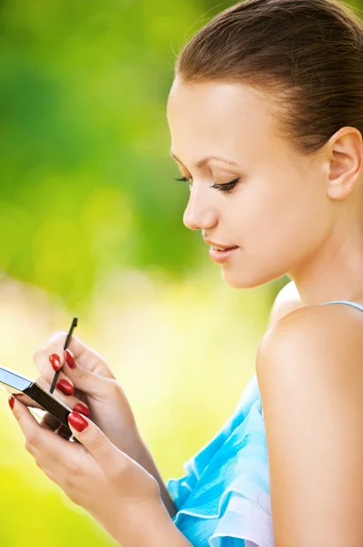 스마트폰 사용 하는 젊은 여자의 초상화 — 스톡 사진
