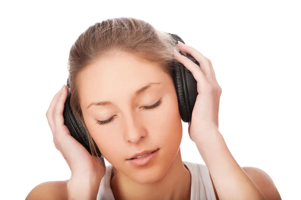 Mujer escuchando música aislada sobre fondo blanco — Foto de Stock