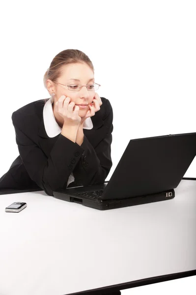 Zakenvrouw bezig met laptop geïsoleerd op witte achtergrond — Stockfoto