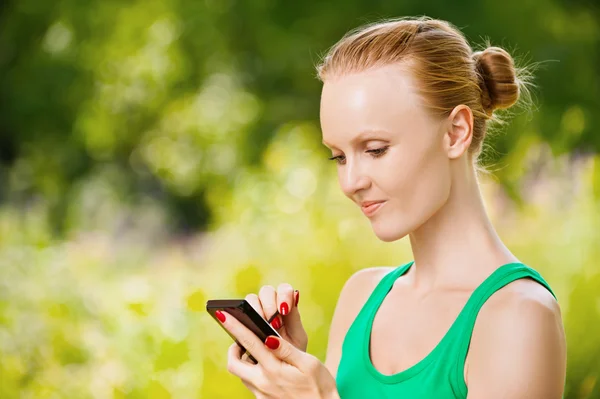Young woman working with smartphone — Stock Photo, Image
