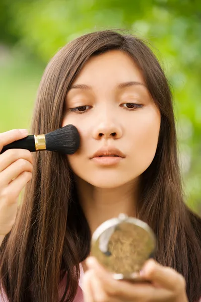 Portrait de jeune belle asiatique fille regarde miroir poudre — Photo