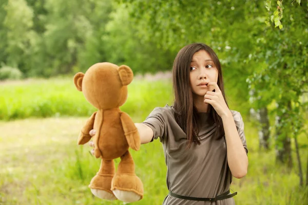 Молода жінка тримає плюшевого ведмедя — стокове фото