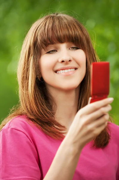 Portret van een jong meisje met mobiele telefoon — Stockfoto