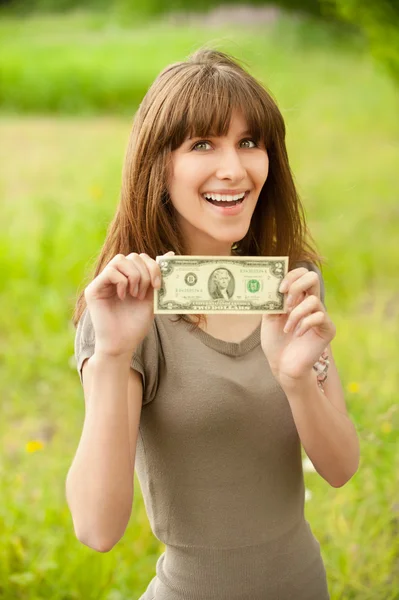Молодая улыбающаяся женщина с двумя долларами — стоковое фото
