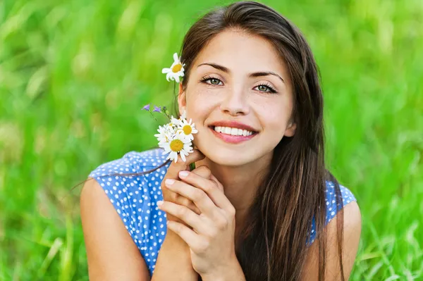 Stående ganska ung kvinna bukett blommor — Stockfoto