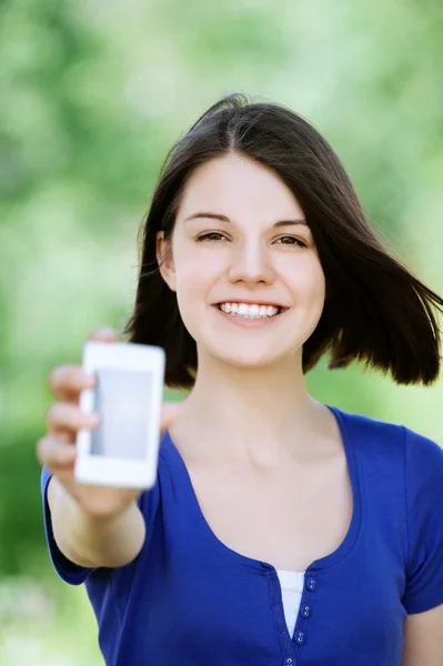 Jonge brunette vrouw met mobiele telefoon — Stockfoto