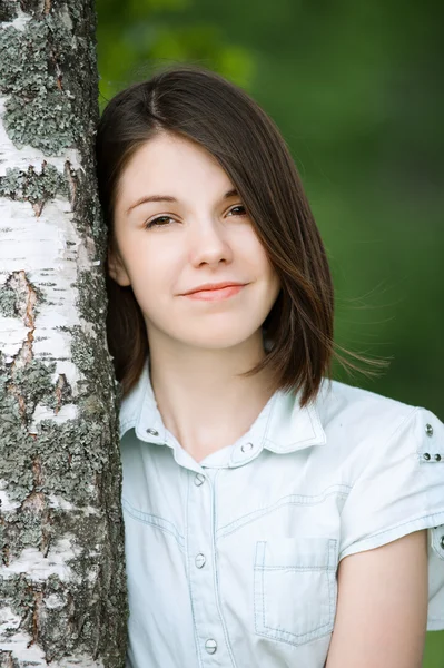 Jonge vrouw in de buurt van birch tree — Stockfoto