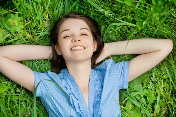 Young woman lying on grass — Stock Photo, Image