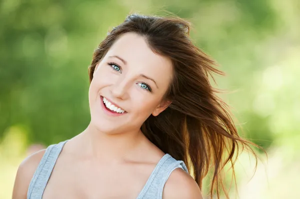 Retrato de jovem mulher sorridente — Fotografia de Stock