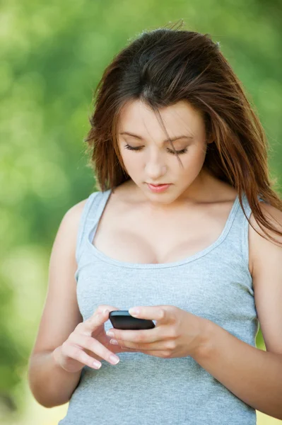 Ung kvinna med en mobil — Stockfoto