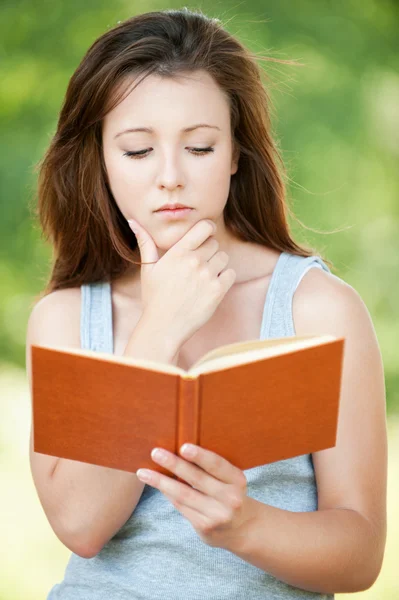 Портрет привлекательной девушки, читающей книгу — стоковое фото