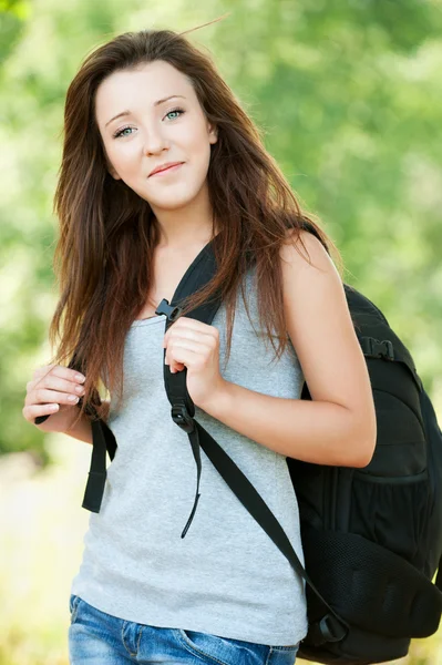 Портрет молодой женщины с черным рюкзаком — стоковое фото
