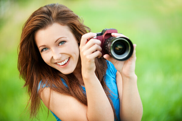 Молодая улыбающаяся женщина с камерой