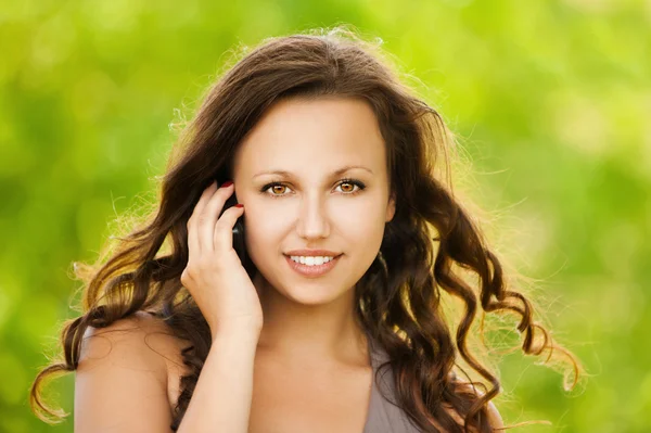 Beautiful woman talking at the cell phone — Stock Photo, Image