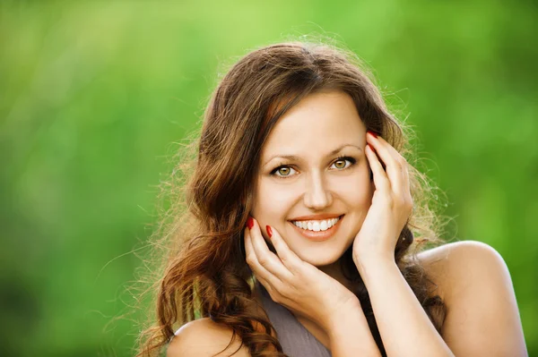 Gyönyörű, fiatal, mosolygós nő portréja — Stock Fotó