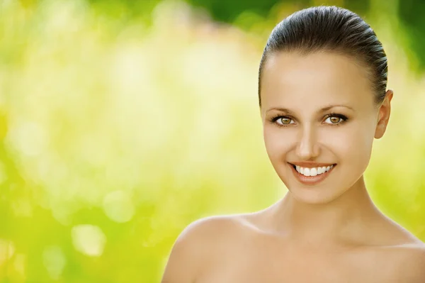 Портрет красивой молодой улыбающейся женщины — стоковое фото
