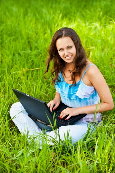 年轻漂亮的女孩在笔记本电脑上工作 — 图库照片