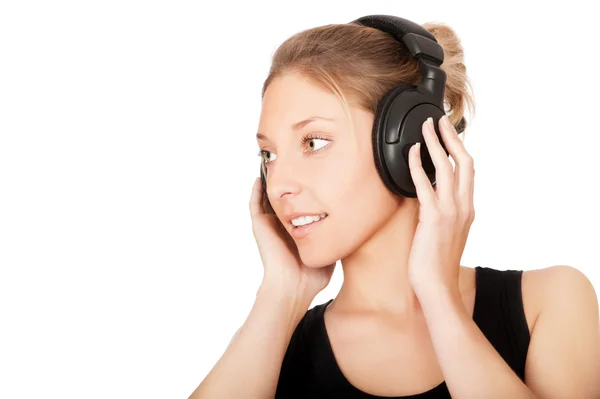 Mulher ouvindo música isolada no fundo branco — Fotografia de Stock