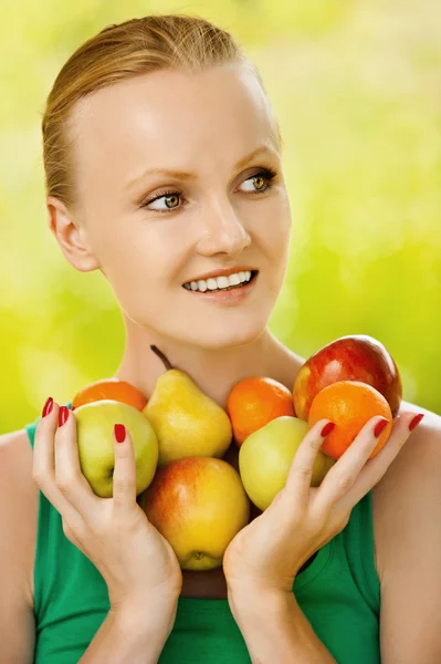 Πορτρέτο της νεαρής γυναίκας κρατώντας μερικά φρούτα — Φωτογραφία Αρχείου