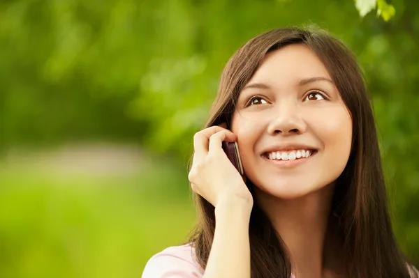 Asian girl talking at the cell phone — Stock Photo, Image