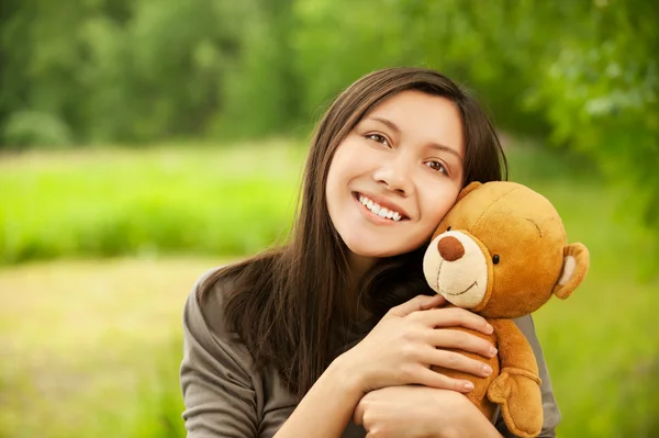 Молода жінка з плюшевим ведмедем — стокове фото