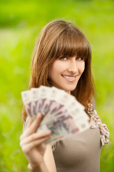 Νεαρή γυναίκα που κρατάει χρήματα — Φωτογραφία Αρχείου