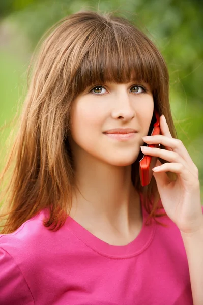 Mladá dívka mluví na mobilní telefon — Stock fotografie