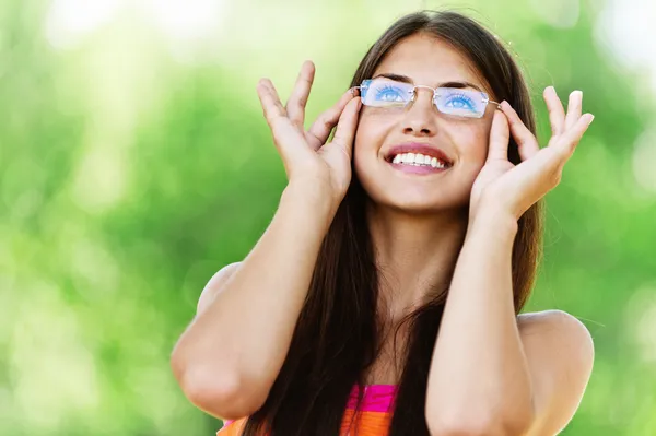 Giovane donna occhiali sorridente — Foto Stock