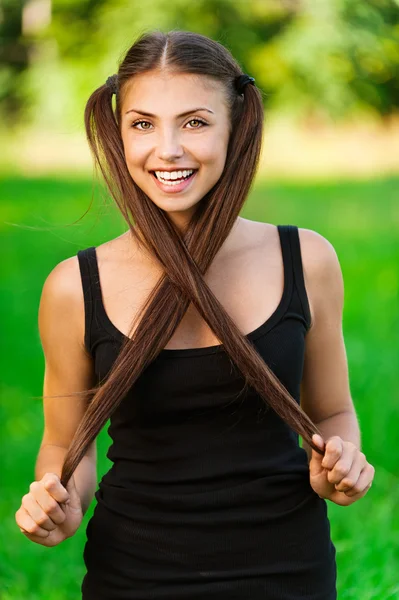 年轻，长头发的女人 — 图库照片