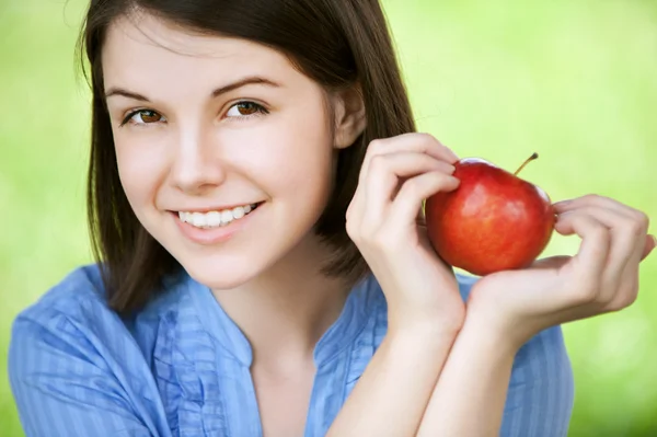 Mujer joven sosteniendo manzana — Foto de Stock