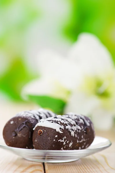 Två chokladkakor med blommande liljor — Stockfoto