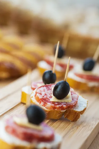 Sanduíches de salsicha, queijo e azeitonas — Fotografia de Stock